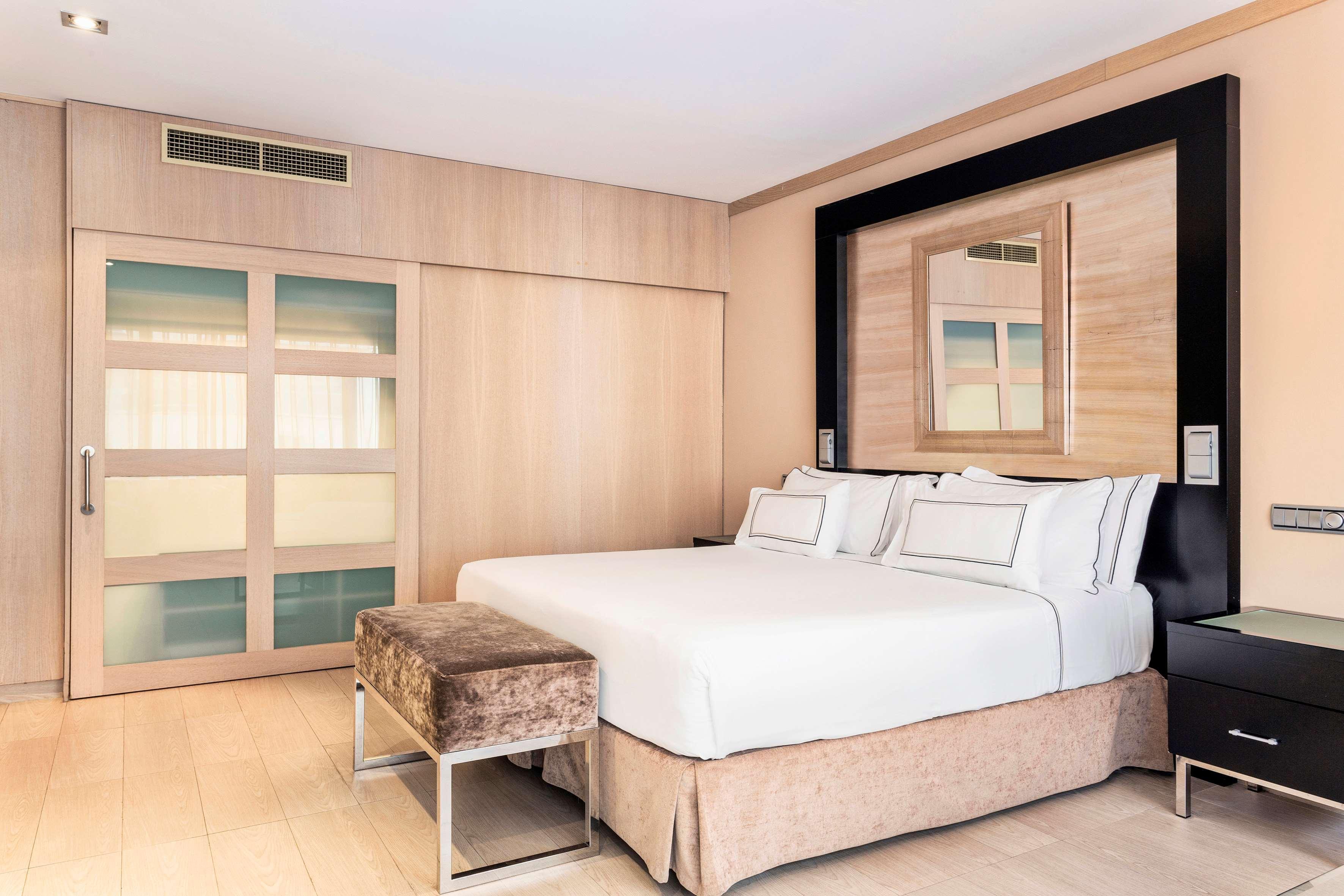 Melia Madrid Princesa Extérieur photo A bedroom at the hotel