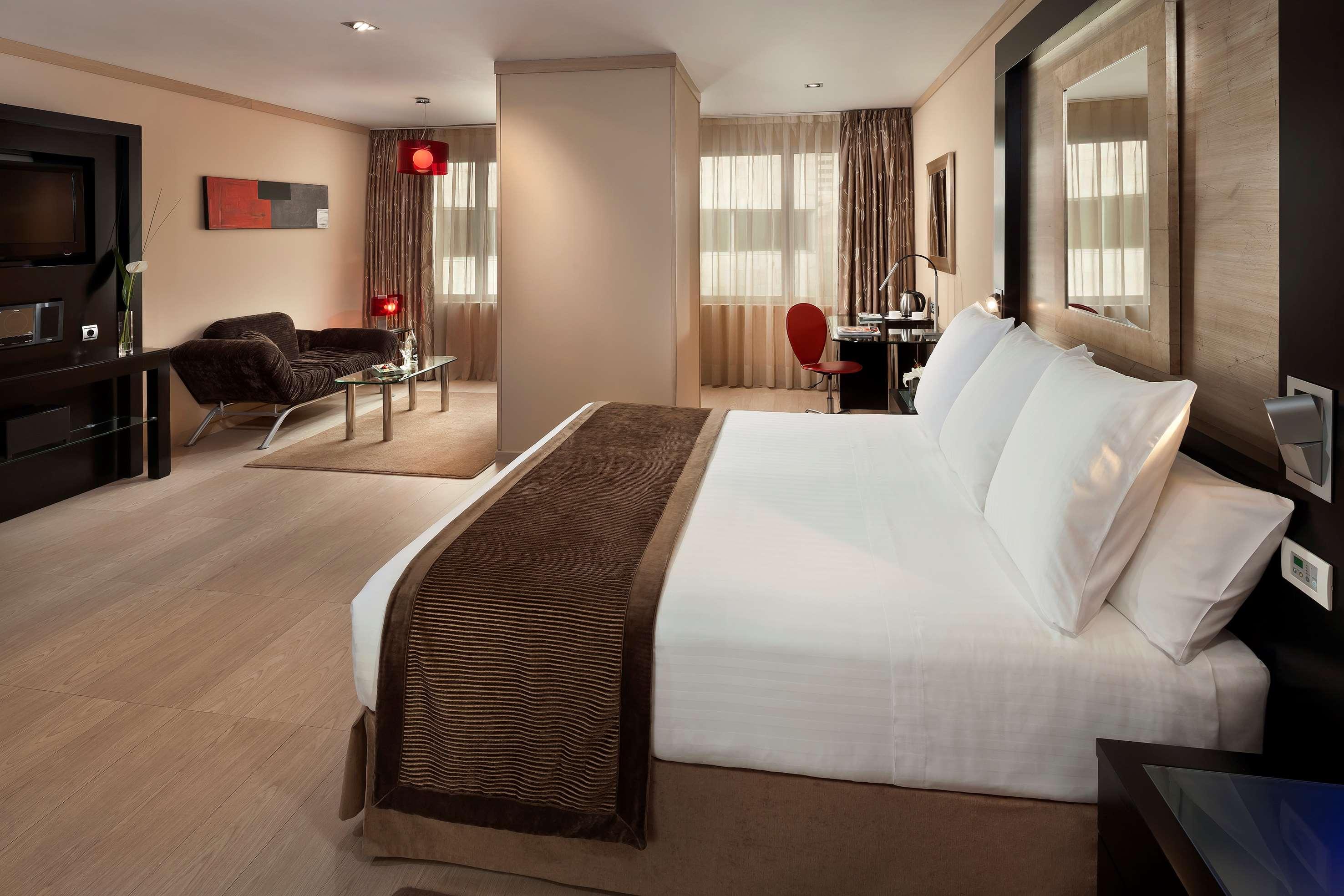 Melia Madrid Princesa Extérieur photo A suite at the Hilton London West End