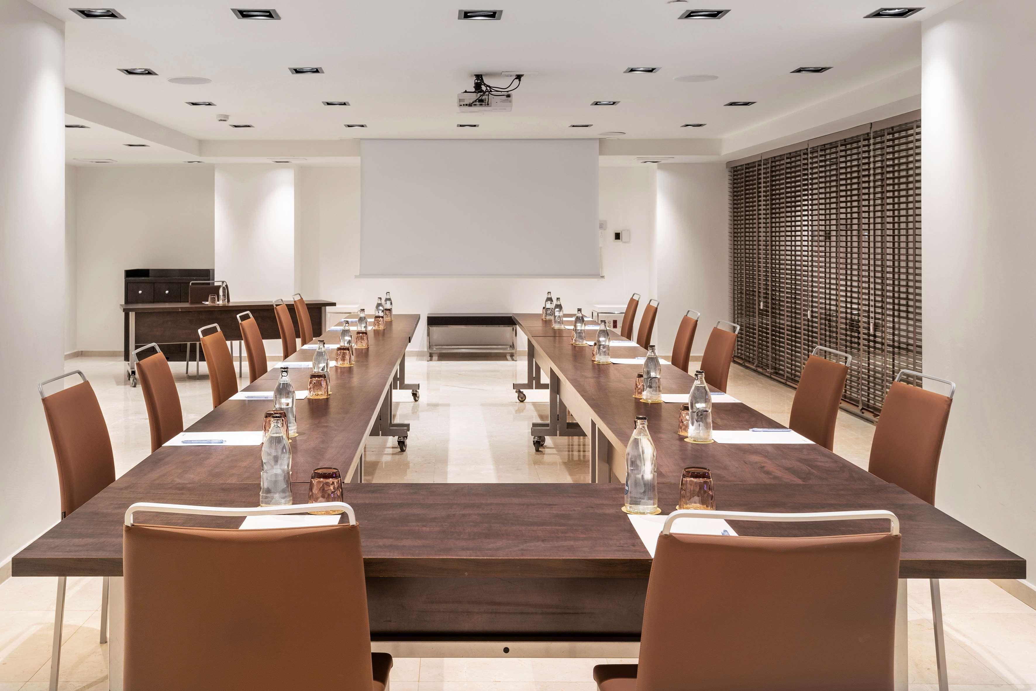 Melia Madrid Princesa Extérieur photo A meeting room