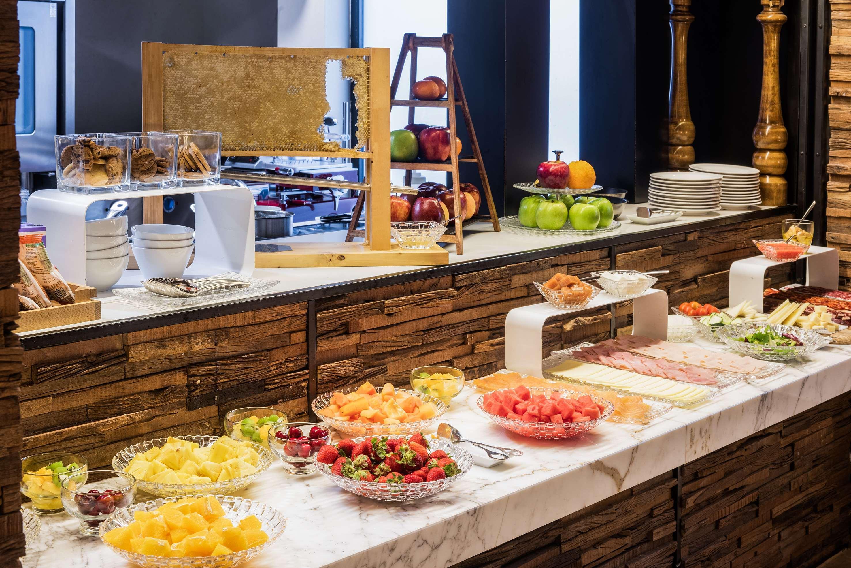 Melia Madrid Princesa Extérieur photo A buffet at a hotel