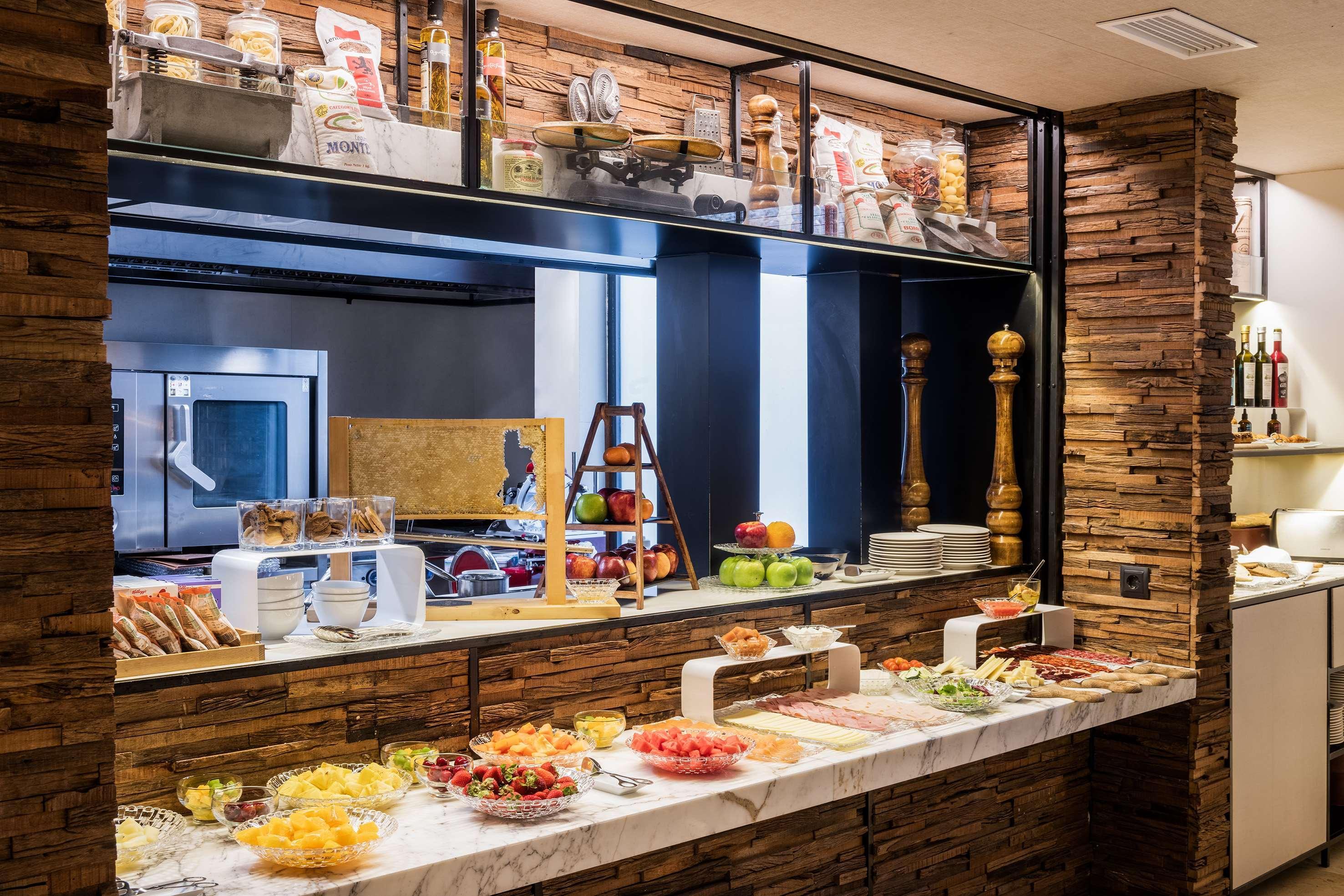 Melia Madrid Princesa Extérieur photo A salad bar