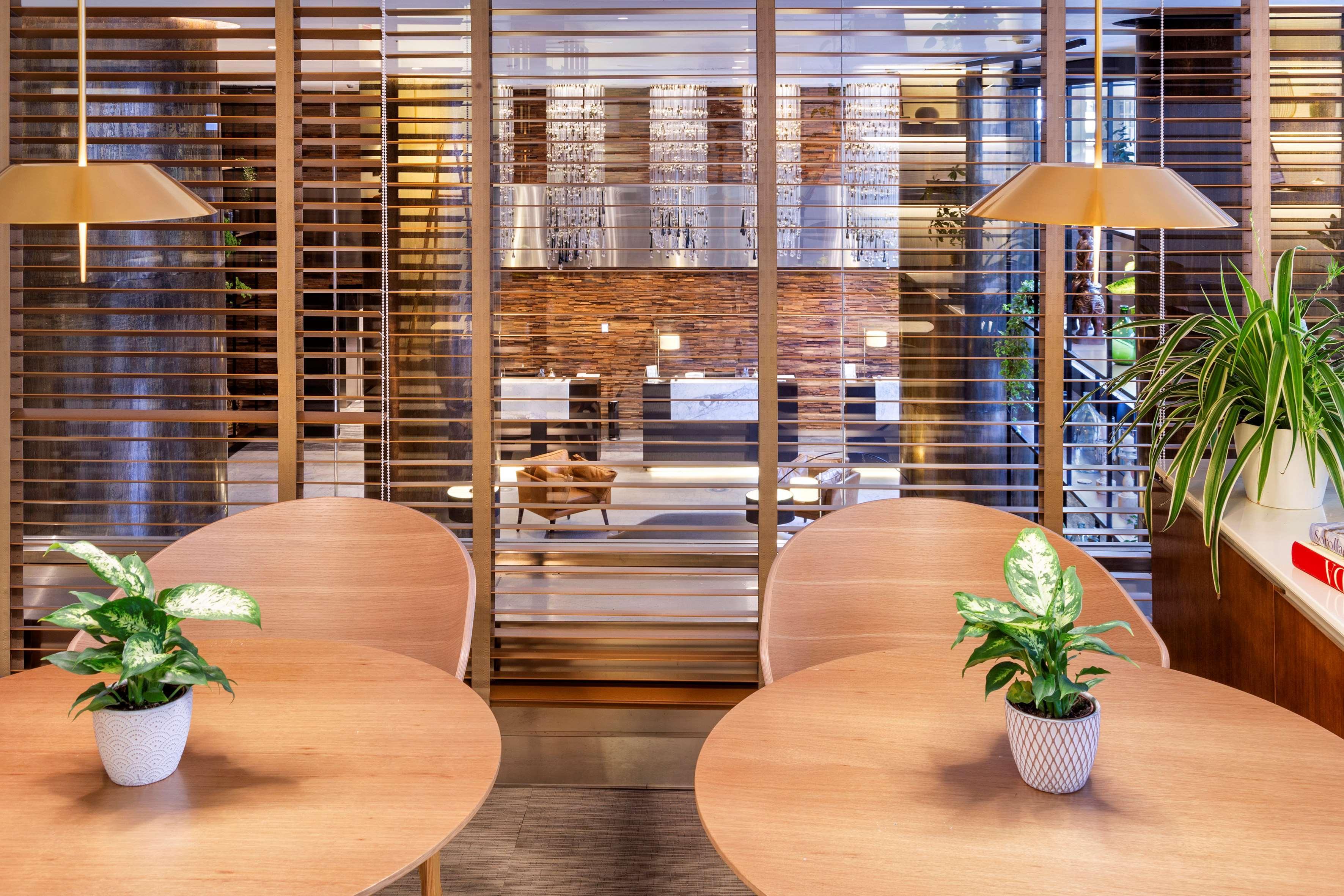 Melia Madrid Princesa Extérieur photo The interior of the lounge